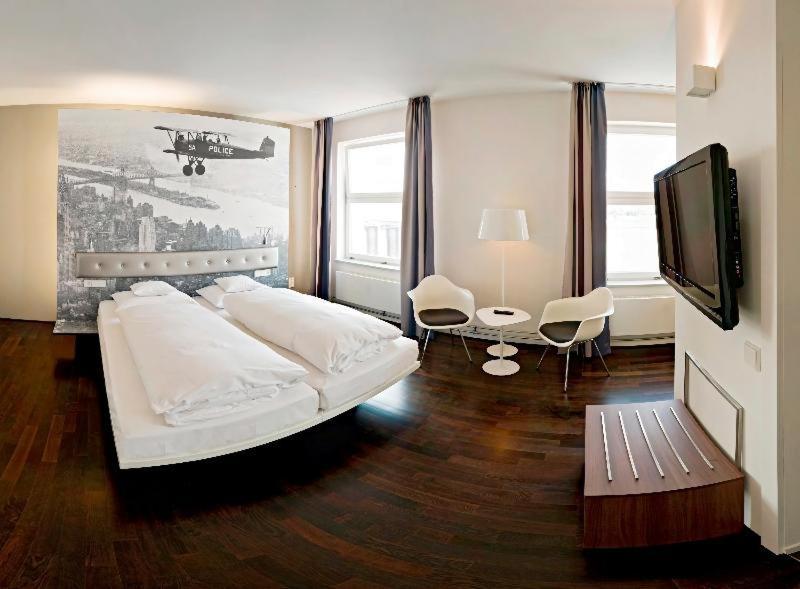 V8 Hotel Classic Motorworld Region Stuttgart Böblingen Rom bilde
